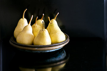 Image showing Several yellow pears on a plate 