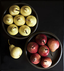 Image showing Yellow and red pears in bowls