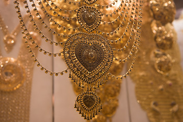 Image showing gold jewelry in the shop window