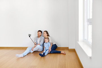 Image showing family taking selfie by smartphone at new home