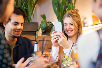 Image showing friends with smartphones eating at restaurant