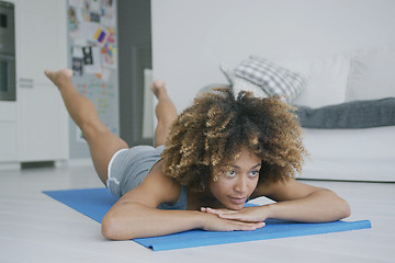 Image showing Seriou woman concentrated on workout