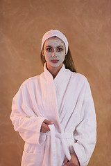 Image showing Spa Woman applying Facial Mask