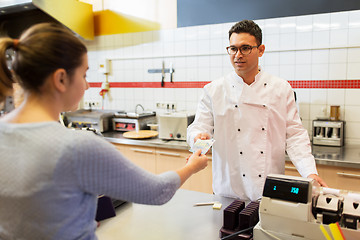 Image showing seller and customer paying at fast food restaurant