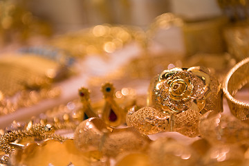 Image showing gold jewelry in the shop window