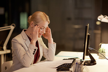 Image showing businesswoman with computer at night office