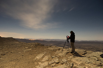 Image showing Photographer in a desert night