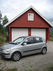 Image showing Getz in front of a garage