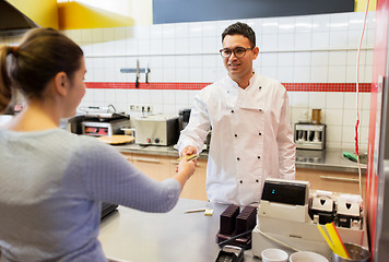 Image showing seller and customer paying at fast food restaurant