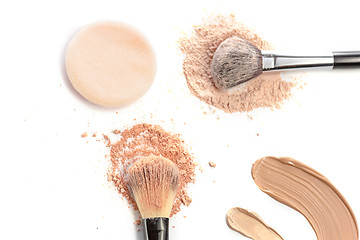 Image showing Close-up of crushed mineral shimmer powder golden color with makeup brush