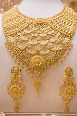 Image showing gold jewelry in the shop window