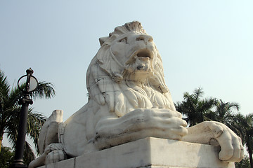 Image showing Antique Lion Statue at Victoria Memorial Gate, Kolkata