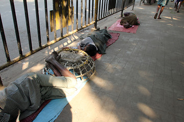 Image showing Homeless people sleeping on the footpath of Kolkata