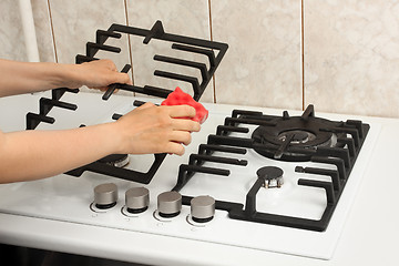 Image showing hands cleaning gas cooker