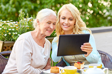 Image showing daughter with tablet pc and senior mother at cafe