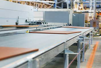 Image showing chipboards on conveyer at furniture factory