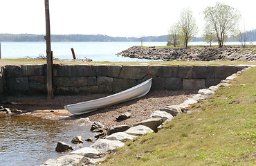 Image showing White rowing boat on stony beach on Suomenlinna island
