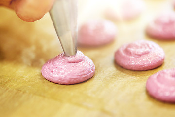 Image showing chef with nozzle squeezing macaron batter