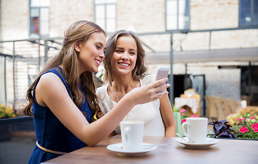 Image showing young women with smartphone and coffee at cafe