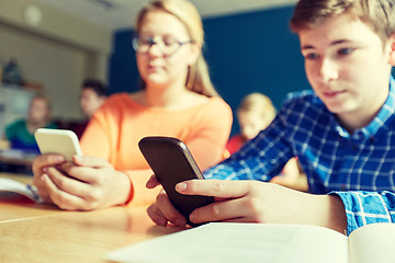 Image showing high school students with smartphones texting