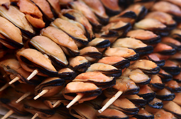 Image showing Fried mussels on skewers 