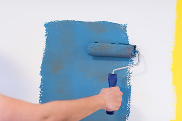 Image showing Decorator\'s hand painting wall