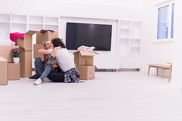 Image showing young couple moving  in new house