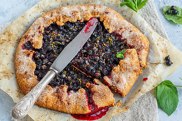 Image showing Cut blackcurrant pie and knife.