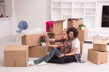 Image showing young couple moving  in new house