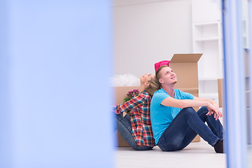 Image showing young couple moving  in new house