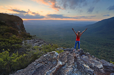 Image showing Hiker enjoys magnificent views in Katoomba 