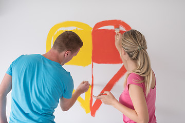 Image showing couple are painting a heart on the wall