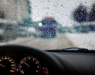 Image showing raindrops on windshield of car 