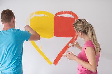 Image showing couple are painting a heart on the wall