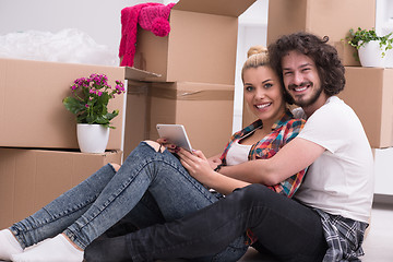 Image showing young couple moving  in new house