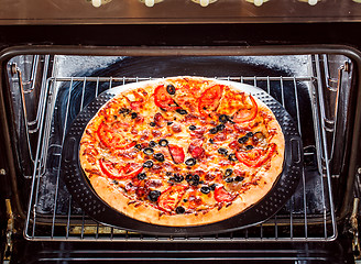 Image showing Appetizing pizza in the oven.