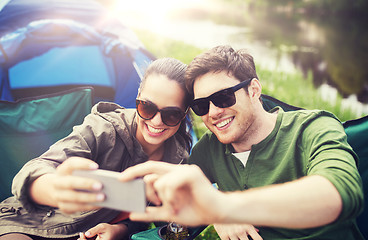 Image showing couple of travelers taking selfie by smartphone