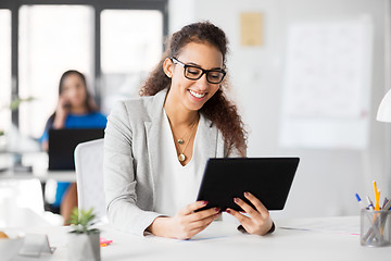 Image showing businesswoman with tablet pc working at office