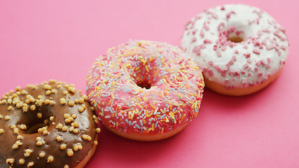 Image showing Row of sweet round doughnuts