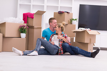 Image showing young couple moving  in new house