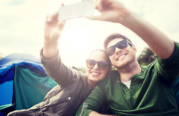 Image showing couple of travelers taking selfie by smartphone