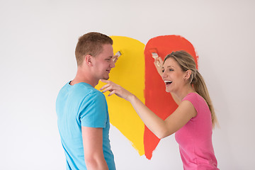 Image showing couple are painting a heart on the wall