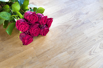 Image showing red roses on table