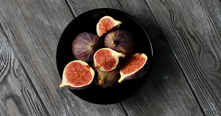 Image showing Halves of figs served on plate