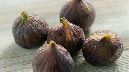 Image showing Wet washed whole figs on table