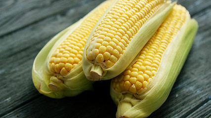 Image showing Corn on cobs on wooden table