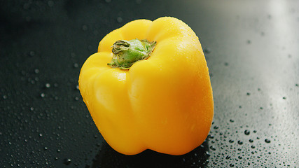 Image showing Single yellow bell pepper