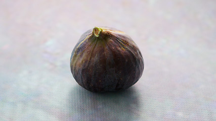 Image showing Whole fig on table 