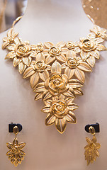 Image showing gold jewelry in the shop window