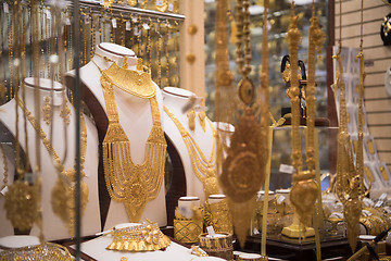 Image showing gold jewelry in the shop window